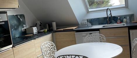 Kühlschrank, Mikrowelle, Ofen, Herdplatte