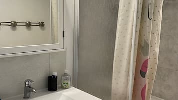 Banheira, secador de cabelo, toalhas de banho, sabonete