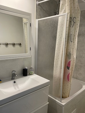 Baignoire, sĂšche-cheveux, serviettes fournies, savon