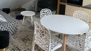 Un espacio habitable pequeño con comedor, televisor y microondas.