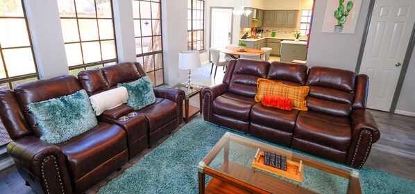 尊荣独立别墅, 4 间卧室, 双浴室 | 起居区 | 平板电视