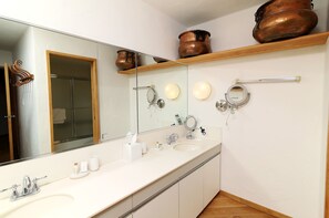 Towels, toilet paper - Large slope side, pool, hot tub and amazing mountain views!! (Vail)