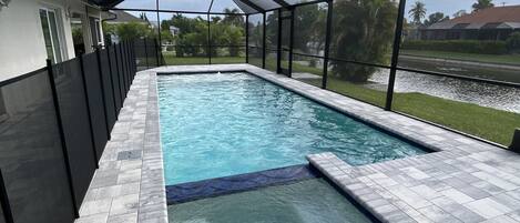 Een buitenzwembad en een verwarmd zwembad