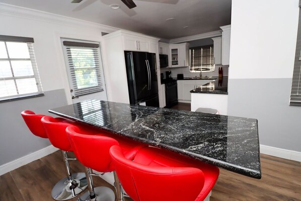 Réfrigérateur, four à micro-ondes, un four, surface de cuisson