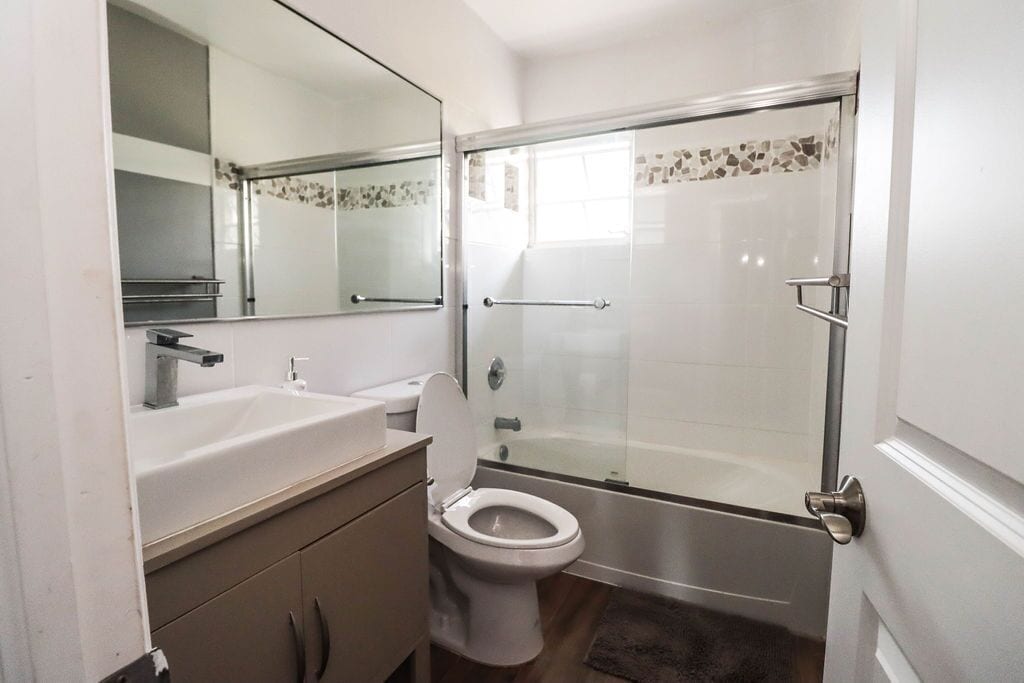Combined shower/bathtub, towels