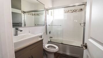 Combined shower/bathtub, towels