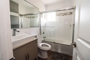 Combined shower/bathtub, towels - Freedom Island House - Modern and New (Freeport)