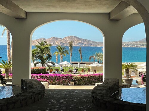 Beautiful luxuries affordable, quiet ocean view one bedroom home away from away