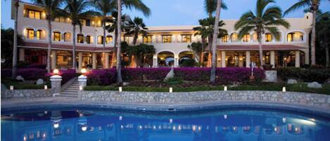 Una piscina al aire libre, una piscina climatizada