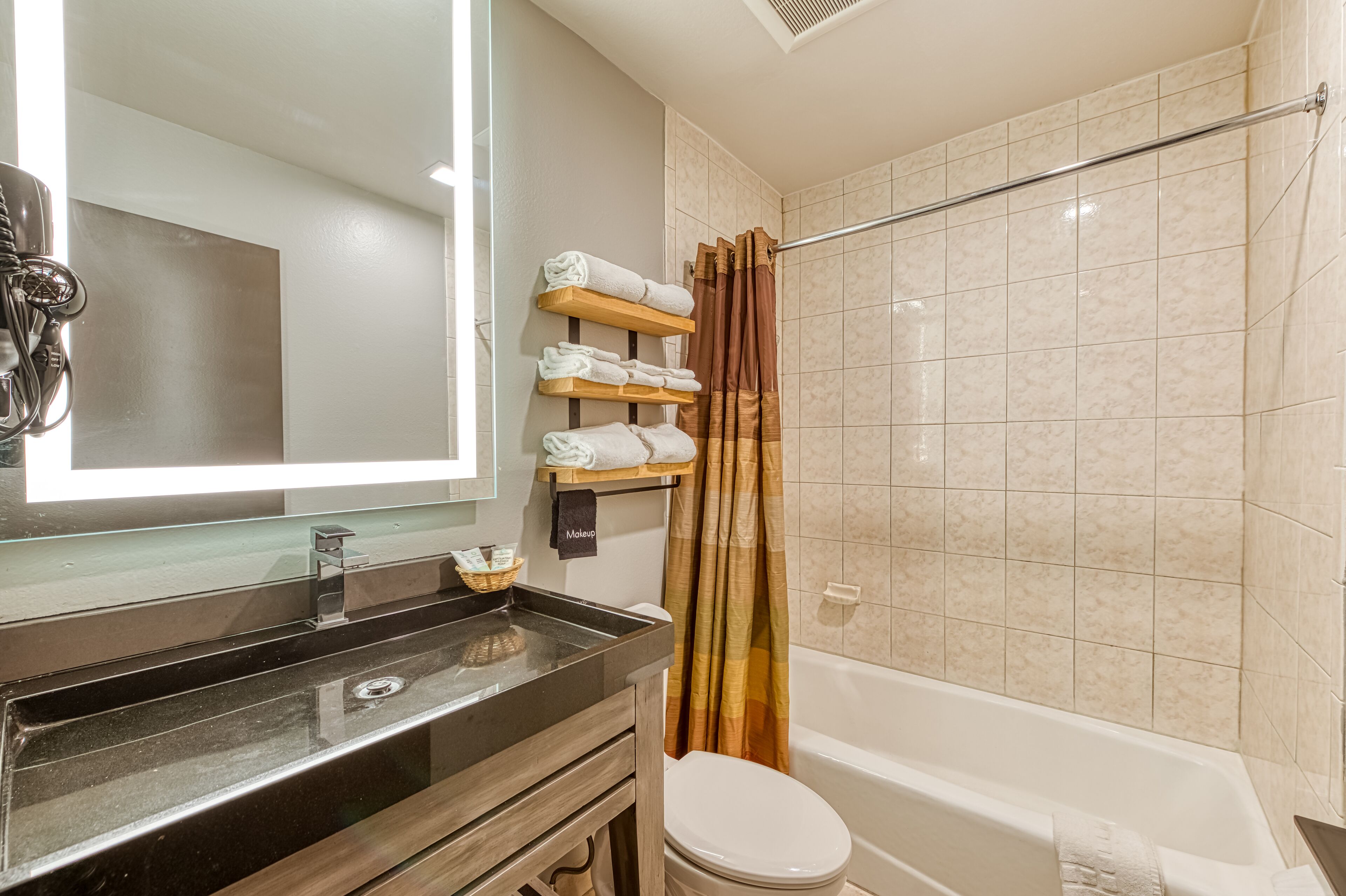 Photo - La Mirage Inn - Hollywood