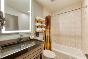 Classic Double Room | Bathroom | Combined shower/tub, hair dryer, towels, soap - La Mirage Inn - Hollywood (Los Angeles)