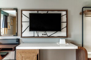 클래식 싱글룸 | 거실 공간 | 케이블 채널 시청이 가능한 33인치 LED TV, TV