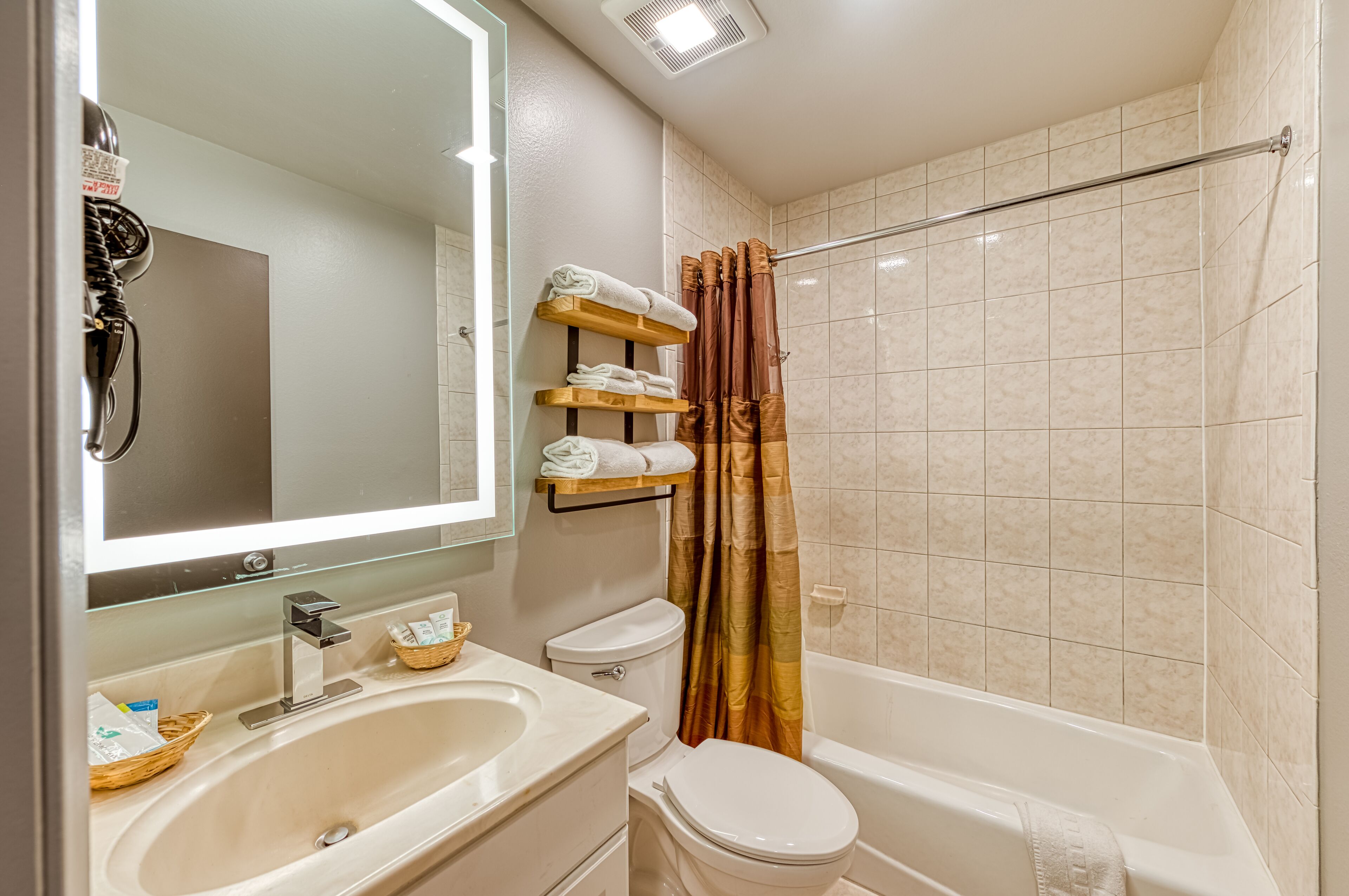 Photo - La Mirage Inn - Hollywood