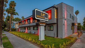 A modern hotel with a sign indicating 'LA MIRAGE INN' and 'HOTEL PARKING'. - La Mirage Inn - Hollywood (Los Angeles)