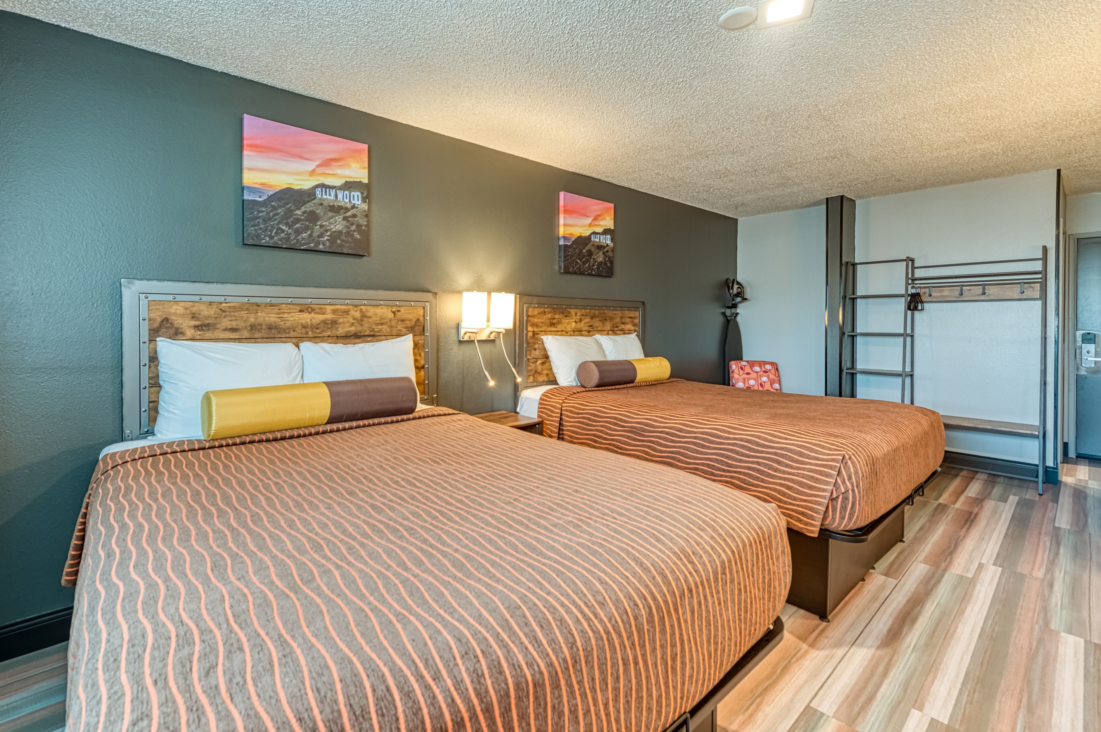 Escritorio, espacio para trabajar con laptop y cortinas blackout 