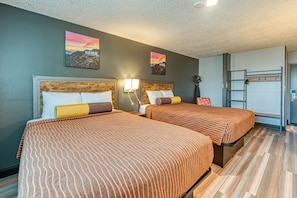 Classic Double Room | Desk, laptop workspace, blackout curtains, iron/ironing board - La Mirage Inn - Hollywood (Los Angeles)