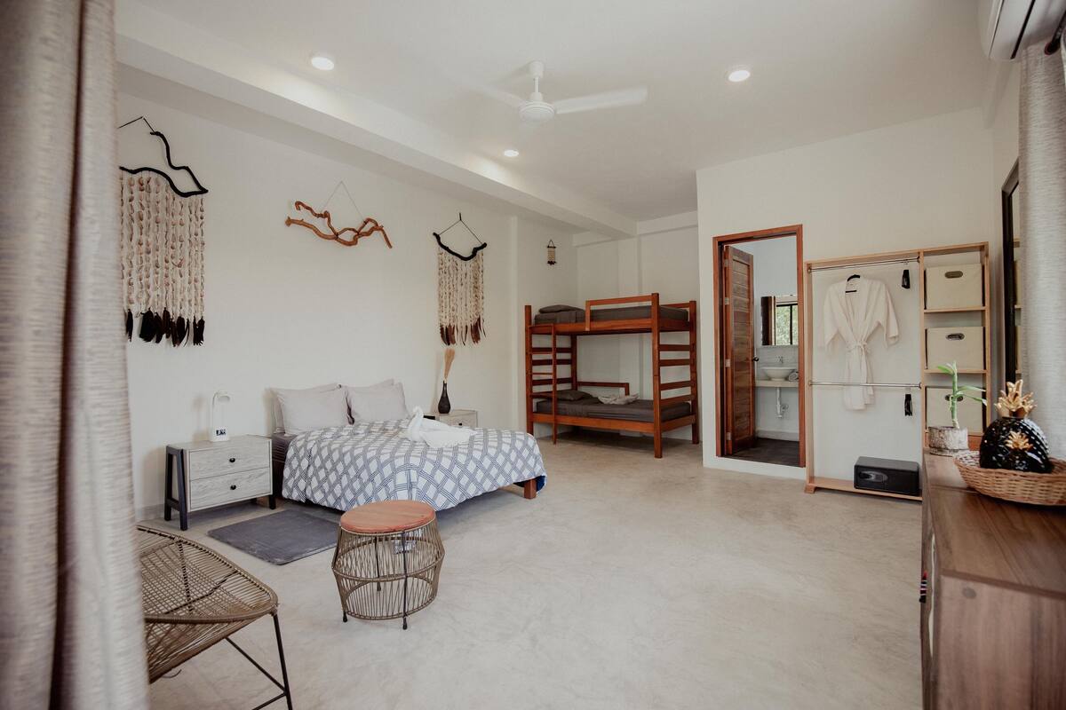 Family Room | Laptop workspace, WiFi (free), bed sheets