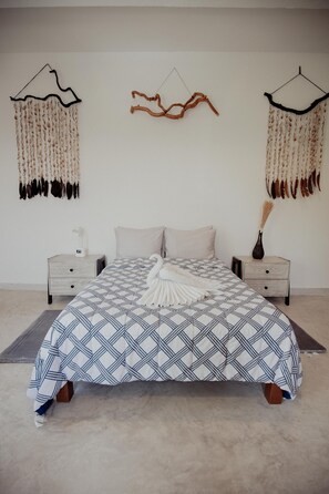 Family Room | Laptop workspace, free WiFi, bed sheets - Hostal Del Jaguar - Hostel (Tulum)