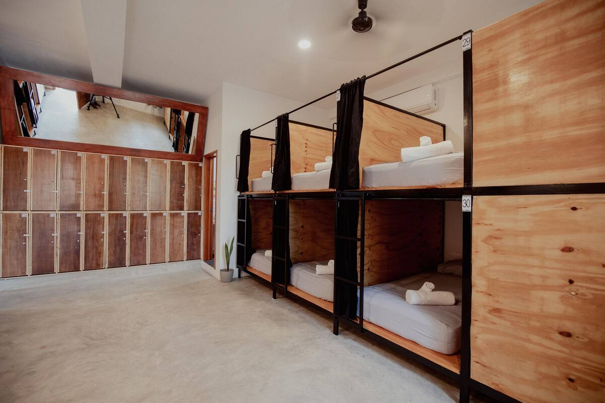 Laptop workspace, WiFi (free), bed sheets