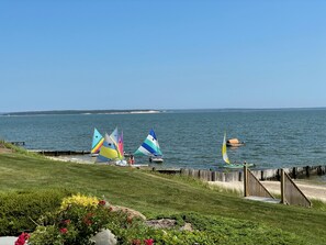 Sur la plage, chaise longue, serviettes de plage