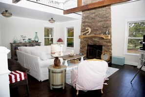 Smart TV, fireplace, music library, stereo