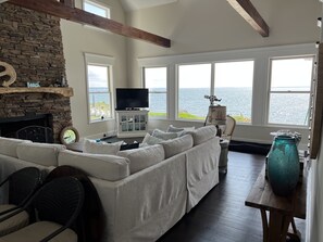 Téléviseur connecté, foyer, sélection de musique, chaîne audio