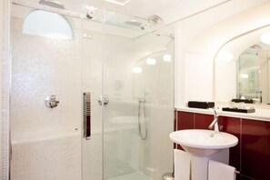 Douche, sèche-cheveux, serviettes fournies