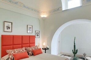 5 bedrooms, iron/ironing board, WiFi, bed sheets