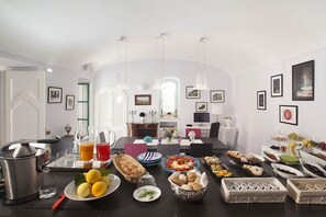 Een eetgedeelte met een buffet, inclusief diverse gerechten en drankjes.