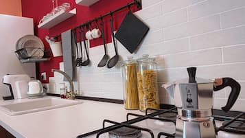 Geladeira, fogão, cooktop, talheres/pratos/utensílios de cozinha