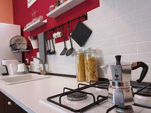 Kühlschrank, Ofen, Herdplatte, Kochgeschirr/Geschirr/Besteck