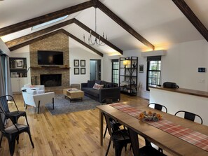 Smart TV, fireplace