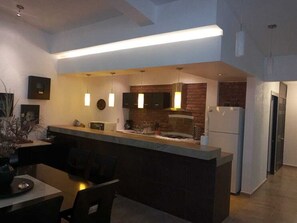 Fridge, microwave, oven, stovetop - AMPLIA CASA DE CAMPO RODEADA DE NATURALEZA VIVA. HERMOSA CASCADA, RIOS  AVENTURA (Ixtapan del Oro)