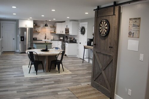 The Wright Retreat- Private Entry w/ Sauna & Hot Tub