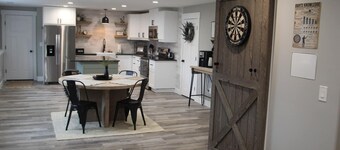 The Wright Retreat- Private Entry w/ Sauna & Hot Tub