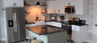 The Wright Retreat- Private Entry w/ Sauna & Hot Tub