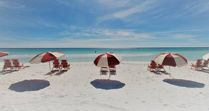 Charming and Newly Remodeled Vacation Townhouse Located In The Secluded Sea Cabins Of Miramar Beach