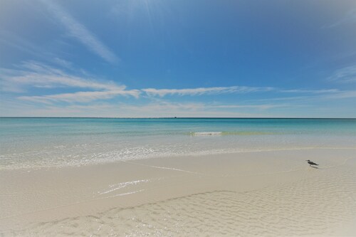 Charming and Newly Remodeled Vacation Townhouse Located In The Secluded Sea Cabins Of Miramar Beach