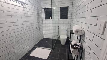 Superior Apartment | Bathroom shower