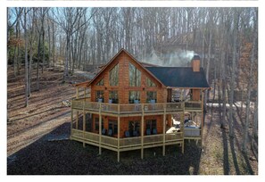 Exterior - Luxury, Spacious Cabin w/ Mtn view, work office, hot-tub, arcades, Weber Grills (Morganton)