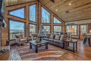 Smart TV, fireplace, video games, table tennis - Luxury, Spacious Cabin w/ Mtn view, work office, hot-tub, arcades, Weber Grills (Morganton)