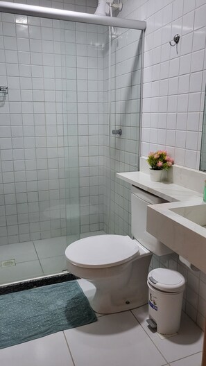 Familjelägenhet - flera sängar - eget badrum - vid poolen | Badrum
