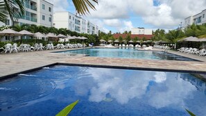 3 indoor pools, open 8:00 AM to 8:00 PM, pool umbrellas, sun loungers - Palm Village Acqua (Ipojuca)
