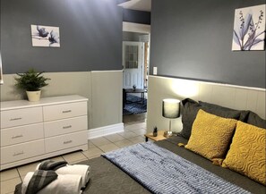 1 bedroom, desk