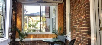 Charming, Private Patio, Minutes to Detroit River