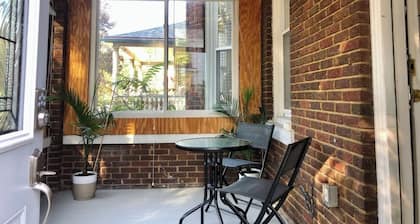 Charming, Private Patio, Minutes to Detroit River