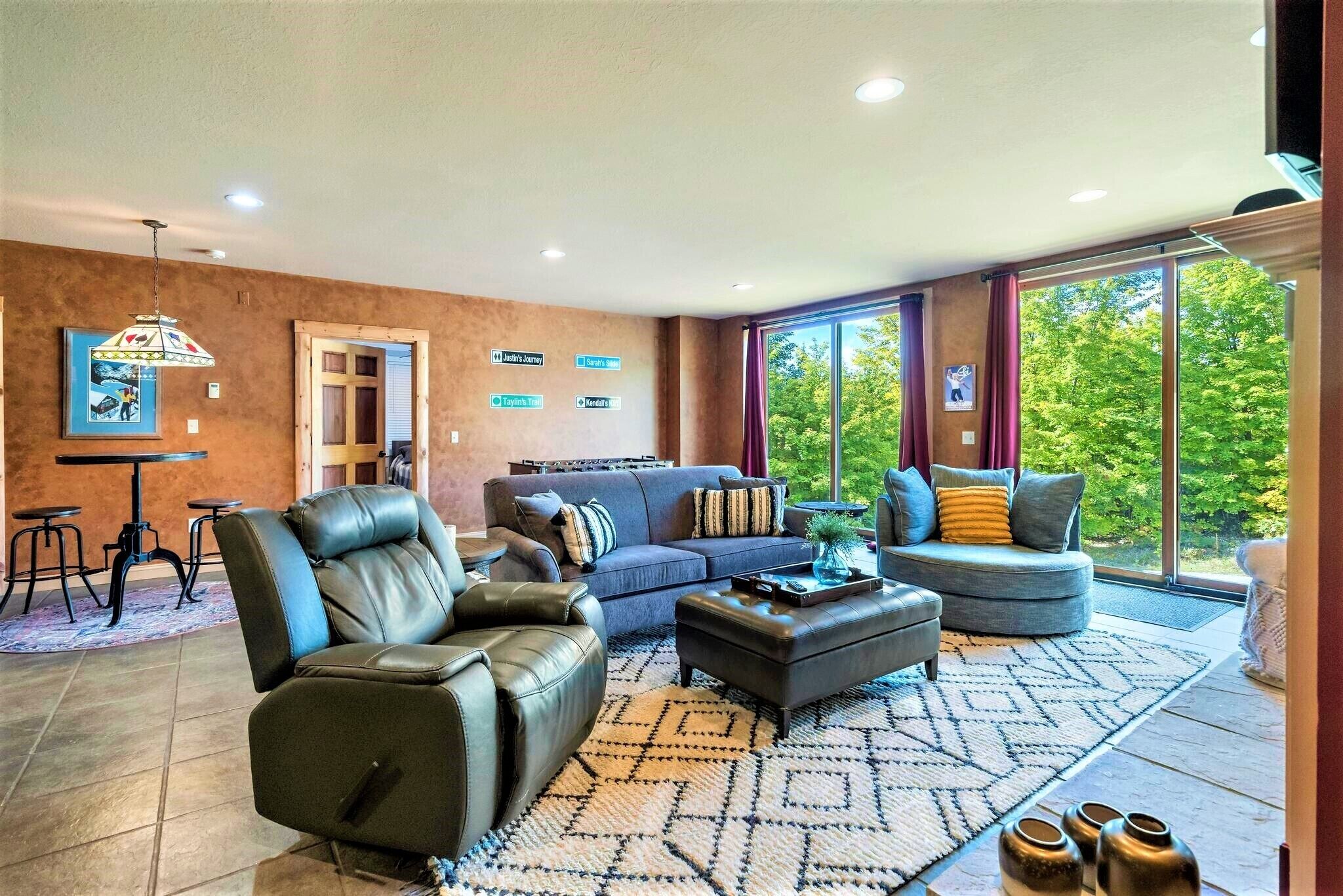 Een smart-tv, een open haard, tafelvoetbal en boeken