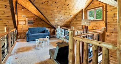 19 Person Private Log Lodge on large wooded lot 2 min from Beaches/Golf/Wine!