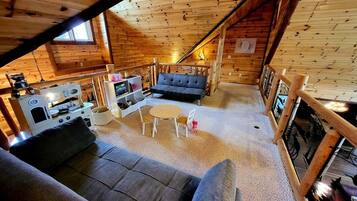 Smart TV, chimenea, futbolito y libros
