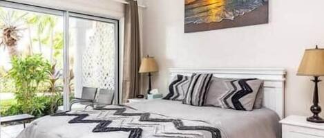 Een strijkplank/strijkijzer, wifi, beddengoed